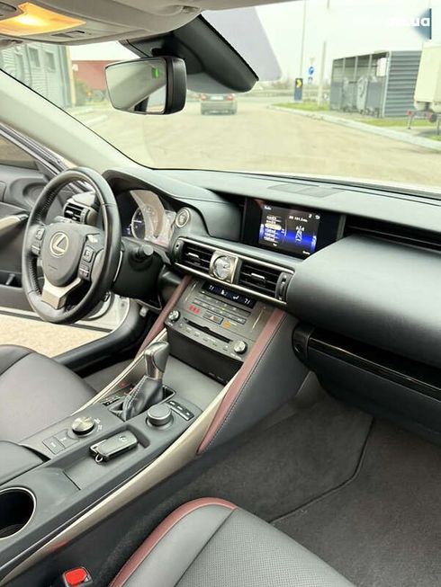 Lexus IS 2018 - фото 30