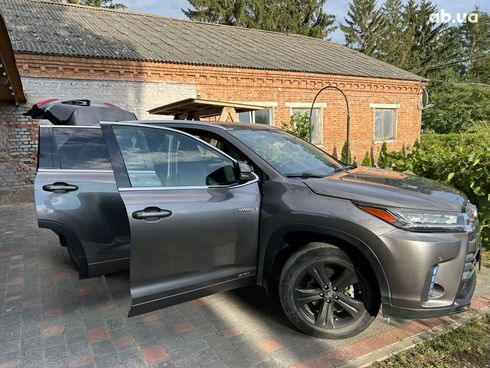 Toyota Highlander 2018 серый - фото 16
