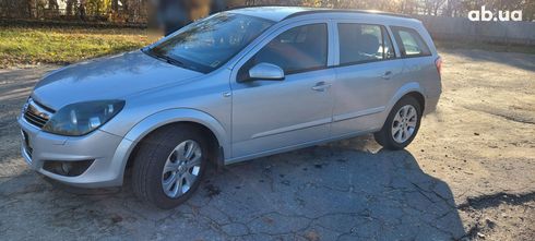 Opel Astra 2009 серебристый - фото 4