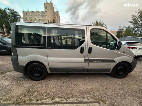 Renault Trafic 2005 серебристый - фото 9