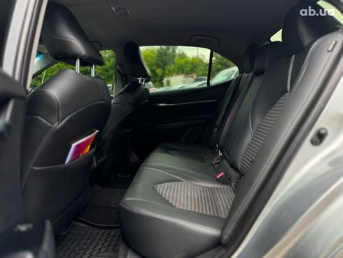 Toyota Camry 2018 серый - фото 36