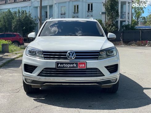 Volkswagen Touareg 2015 белый - фото 2