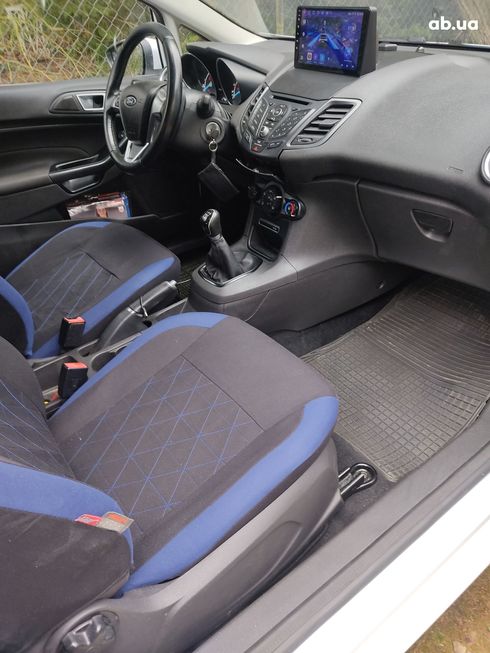 Ford Fiesta 2017 белый - фото 5