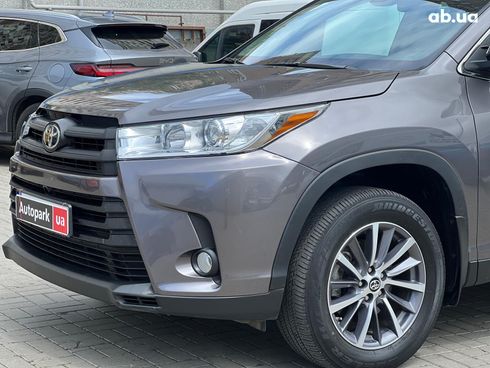 Toyota Highlander 2019 серый - фото 2