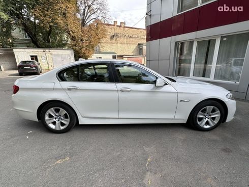 BMW 5 серия 2013 белый - фото 2