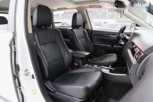 Mitsubishi Outlander 2017 - фото 12
