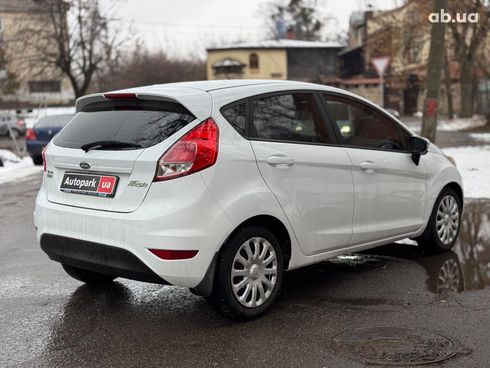 Ford Fiesta 2014 белый - фото 10