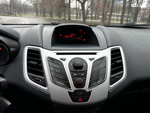 Ford Fiesta 2012 серый - фото 21