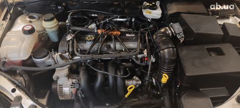 Ford Focus 2000 серебристый - фото 8