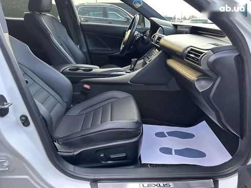 Lexus IS 2019 - фото 23