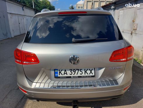 Volkswagen Touareg 2011 серебристый - фото 5