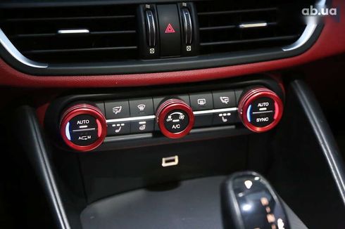 Alfa Romeo Giulia 2017 - фото 21