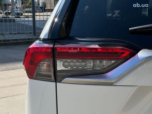 Toyota RAV4 2021 белый - фото 21