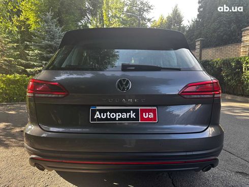 Volkswagen Touareg 2021 серый - фото 6