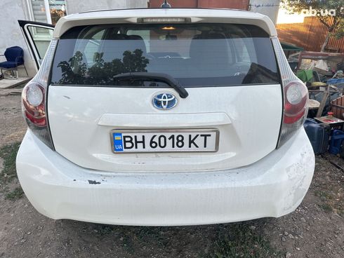 Toyota Prius C 2012 белый - фото 3