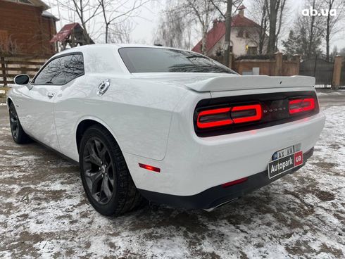 Dodge Challenger 2019 белый - фото 7