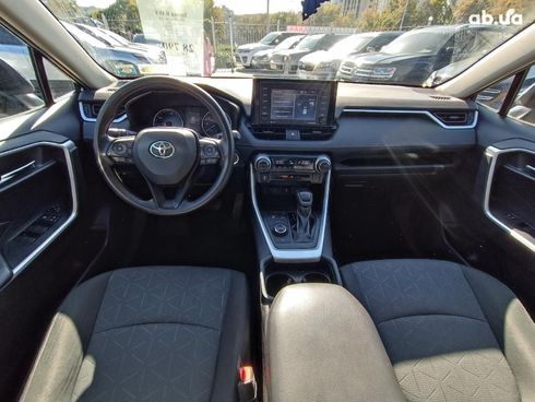 Toyota RAV4 2020 серый - фото 16