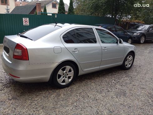 Skoda Octavia 2011 серебристый - фото 2