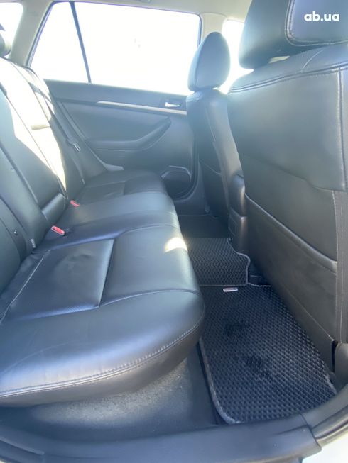 Toyota Avensis 2008 серебристый - фото 7