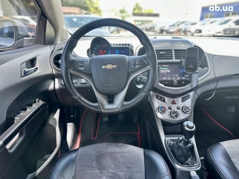 Chevrolet Aveo 2014 серый - фото 14