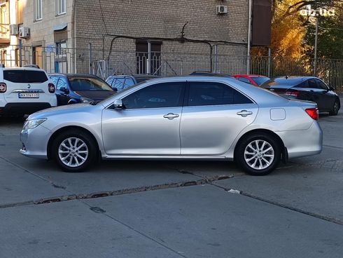 Toyota Camry 2012 серый - фото 3