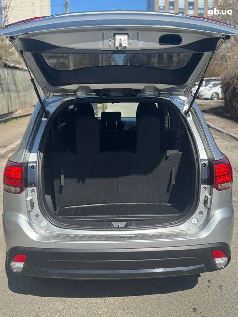 Mitsubishi Outlander 2018 серебристый - фото 4