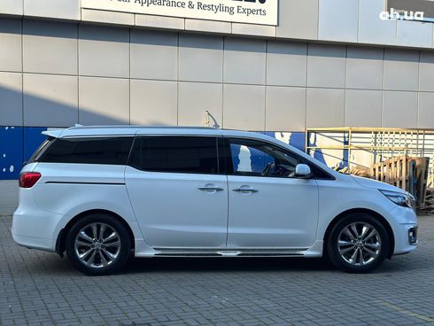 Kia Carnival 2017 белый - фото 12