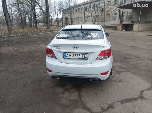 Hyundai Accent 2018 белый - фото 7