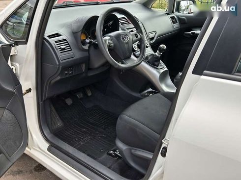 Toyota Auris 2011 - фото 12