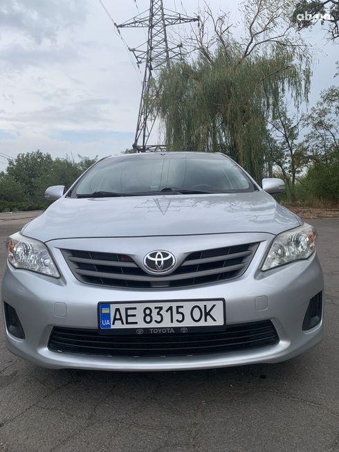 Toyota Corolla 2011 серебристый - фото 2