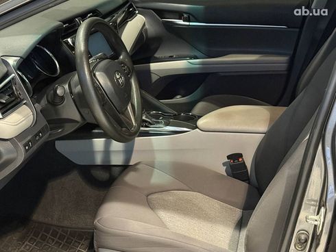 Toyota Camry 2018 серый - фото 9