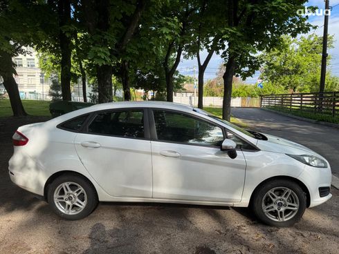 Ford Fiesta 2018 белый - фото 7