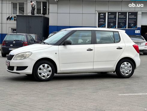 Skoda Fabia 2014 белый - фото 8