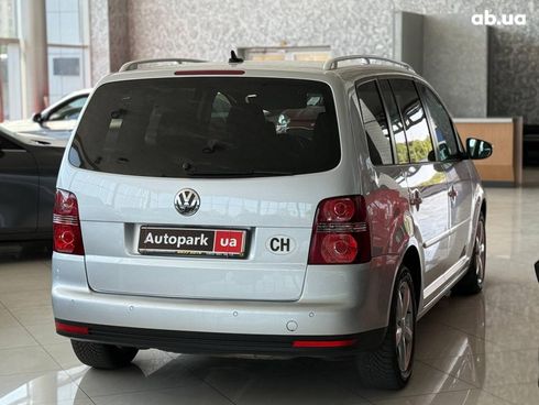 Volkswagen Touran 2010 серый - фото 5