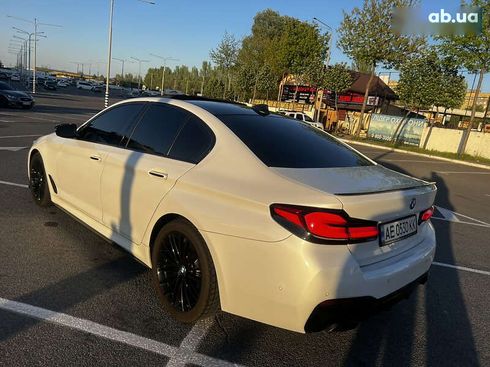BMW 5 серия 2017 - фото 9