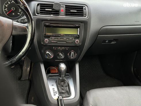 Volkswagen Jetta 2012 белый - фото 18