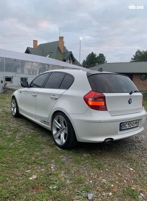 BMW 1 серия 2009 белый - фото 3