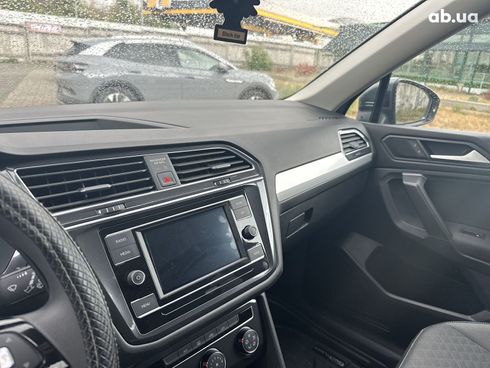 Volkswagen Tiguan 2021 серый - фото 16
