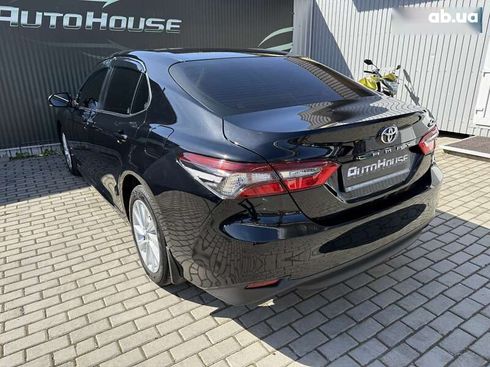 Toyota Camry 2021 - фото 18