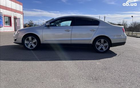 Volkswagen Passat 2009 серебристый - фото 2