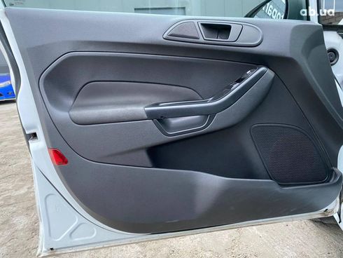 Ford Fiesta 2013 белый - фото 10