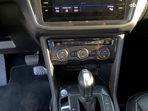 Volkswagen Tiguan 2018 серый - фото 30