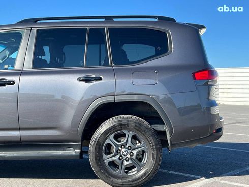 Toyota Land Cruiser 2022 серый - фото 6