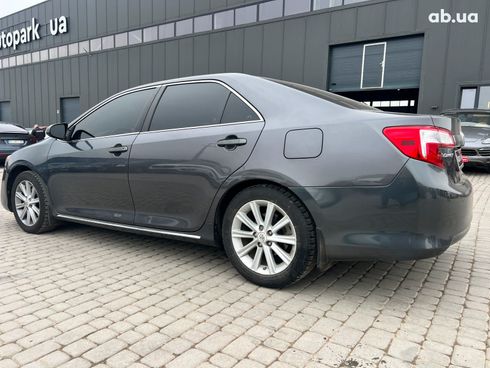 Toyota Camry 2013 серый - фото 9