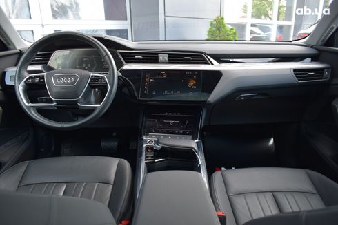 Audi E-Tron 2020 серый - фото 5