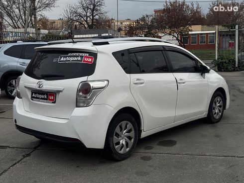 Toyota Avensis Verso 2014 белый - фото 6