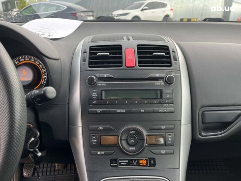 Toyota Auris 2010 белый - фото 11