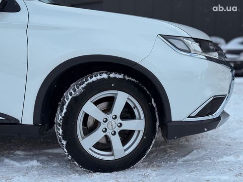 Mitsubishi Outlander 2016 белый - фото 7