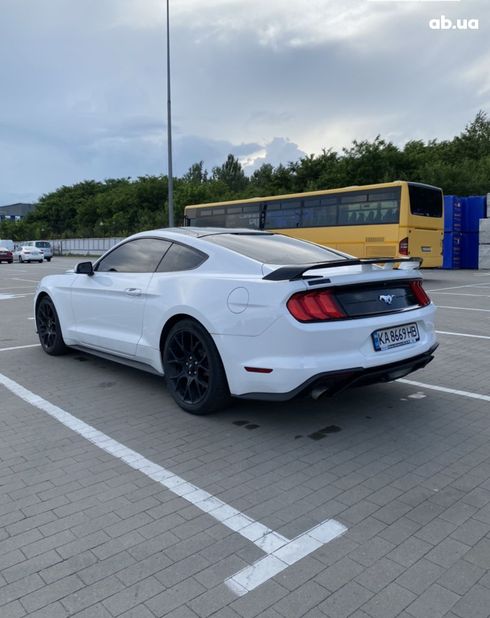 Ford Mustang 2017 белый - фото 7