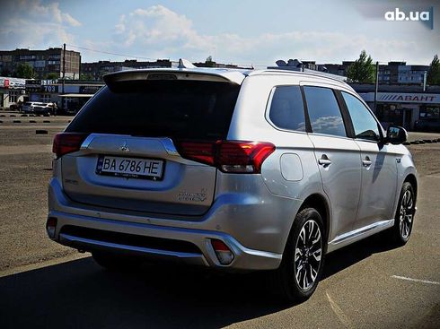 Mitsubishi Outlander 2017 - фото 3